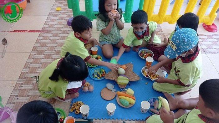 Pada Masa Pengenalan Lingkungan Sekolah (MPLS), sekolah sebaiknya menghadirkan kesan terbaik bagi murid, sehingga mereka merasa SD sama menyenangkan dengan PAUD. Salah satu yang dilakukan sekolah adalah dengan mengubah ruang kelas tanpa kursi sehingga penataannya menyerupai ruang kelas PAUD.