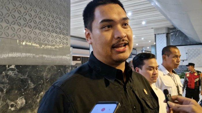 Menteri Pemuda dan Olahraga (Menpora) RI Dito Ariotedjo saat diwawancarai di Terminal 3 Bandara Soekarno-Hatta, Benda, Kota Tangerang, Banten, Senin (18/3/2024).