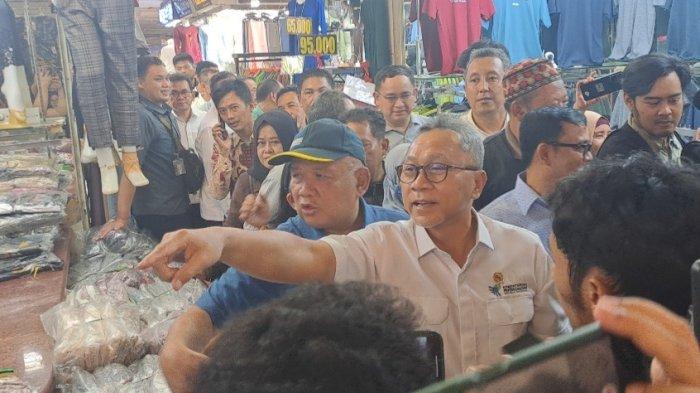 Menteri Perdagangan Zulkifli Hasan mengunjungi Blok A Pasar Tanah Abang, Jakarta Pusat, Kamis (28/9/2023). Dia melalukan dialog bersama pedagang serta membagi-bagikan uang dan memoborong dagangannya.