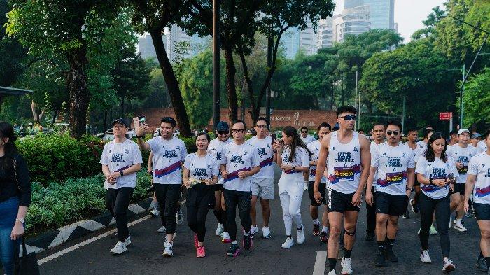 Wakil Menteri Dalam Negeri Republik Indonesia, Bima Arya Sugiarto (tengah) lari bersama saat menghadiri perayaan akbar HUT ke-3 Metarun bertajuk Metaversary 3.0: “The Olympiad” di Hutan Kota by Plataran, Jakarta pada Minggu (13/4/2025).
