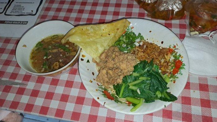 mie ayam chili oil (Coli) viral, di Jalan Tanjung Duren Raya, Grogol Petamburan, Jakarta Barat pada Minggu (30/7/2023)