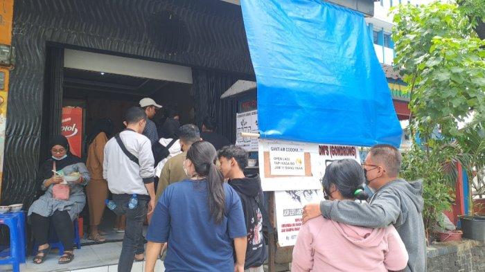 Suasana kedai mie ayam chili oil (Coli) viral, di Jalan Tanjung Duren Raya, Grogol Petamburan, Jakarta Barat pada Minggu (30/7/2023)