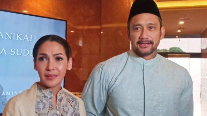 Bintang film dan sinetron Mieke Amalia menemani Tora Sudiro disela pengajian pernikahan Nabila Sudiro di Cilandak, Jakarta Selatan, Rabu (21/8/2024).