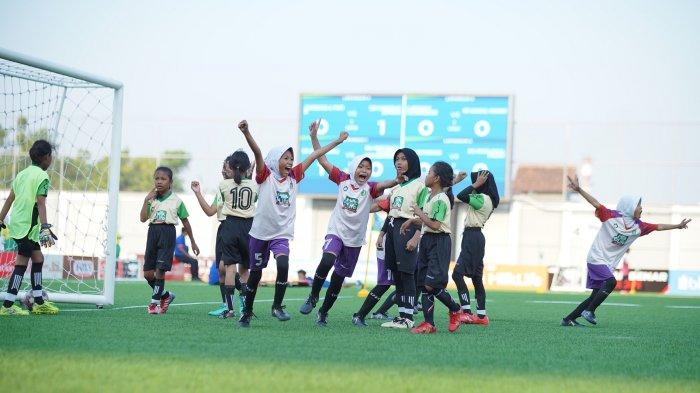 Selebrasi gol para pesepak bola putri peserta MilkLife Soccer Challenge 2023 batch 2. Turnamen berlangsung 28 Agustus hingga 3 September mendatang di Supersoccer Arena dan Lapangan Rendeng, Kudus, Jawa Tengah.