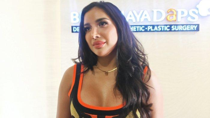OPERASI PLASTIK HIDUNG - Selebgram Millen Cyrus di RS Brawijaya, Jalan Antasari, Jakarta Selatan, Kamis (20/2/2025). Millen Cyrus menyebutkan hasil operasi plastik pada hidungnya yang dilakukan di luar negeri itu gagal. 