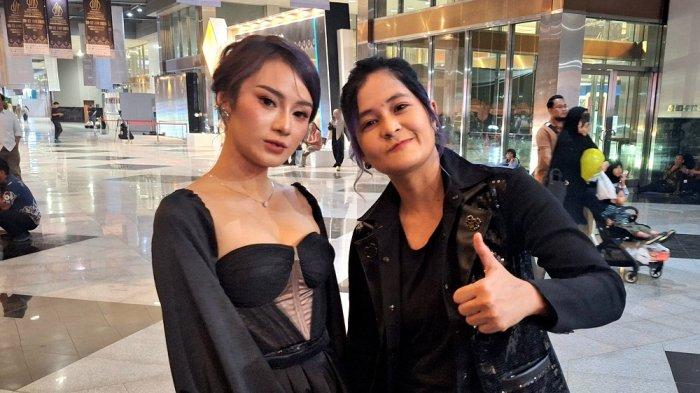 DAMPINGI SANG IBU - Mita The Virgin (kanan) terus berjuang dampingi sang ibu, Emmy Sofyana, sembuh dari penyakit kanker paru sejak tahun 2023.