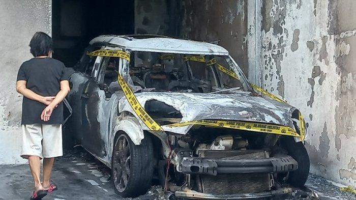 Mobil Mini Cooper yang terparkir di garasi rumah mewah di Jalan Kubis II, kawasan Pulo, Kebayoran Baru, Jakarta Selatan, hangus terbakar pada Minggu (9/7/2023) siang