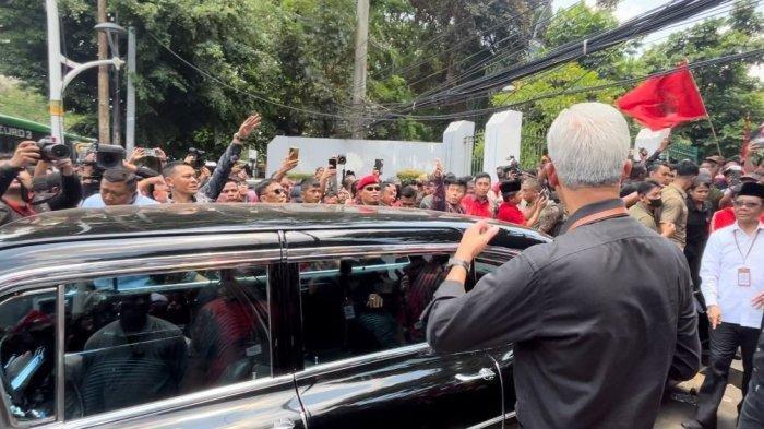 Mobil dinas Presiden Soekarno, Cadillac Fleetwood 75 Limousine mogok ketika dikendarai pasangan capres-cawapres Ganjar Pranowo dan Mahfud MD menuju kantor Komisi Pemilihan Umum (KPU) pada Kamis (18/10/2023).