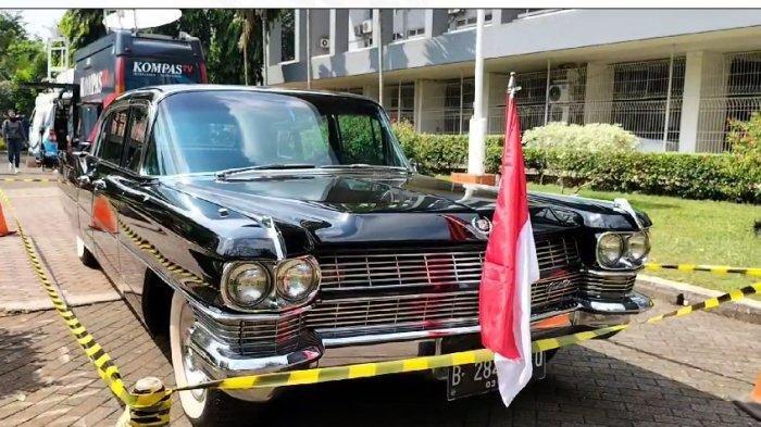 Mobil dinas Presiden Soekarno, Cadillac Fleetwood 75 Limousine mogok ketika dikendarai pasangan capres-cawapres Ganjar Pranowo dan Mahfud MD menuju kantor Komisi Pemilihan Umum (KPU) pada Kamis (18/10/2023).