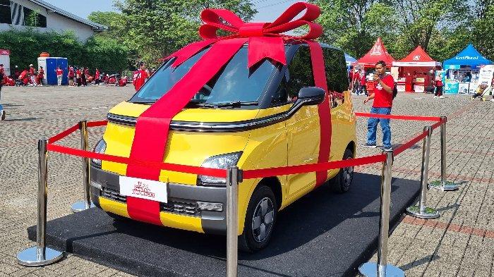 Satu unit mobil listrik Wuling Air Ev menjadi hadiah utama pada acara Alfamidi Family Day Fun Walk 2024 di ICE BSD City, Tangerang, Minggu (25/8/2024).