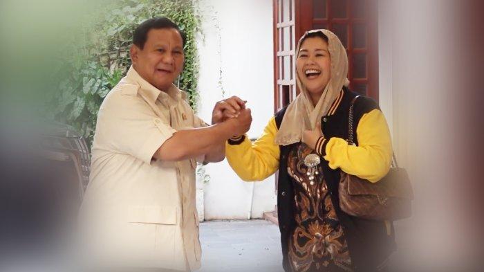 Ketua Umum Partai Gerindra yang juga Bakal Calon Presiden dari Koalisi Indonesia Maju Prabowo Subianto, menerima  kunjungan dari putri Presiden RI ke-empat Gus Dur yakni Zaanuba Arifah Chafsoh alias Yenny Wahid di kediamannya di Kertanegara 4, Jakarta Selatan, Rabu (6/9/2023)