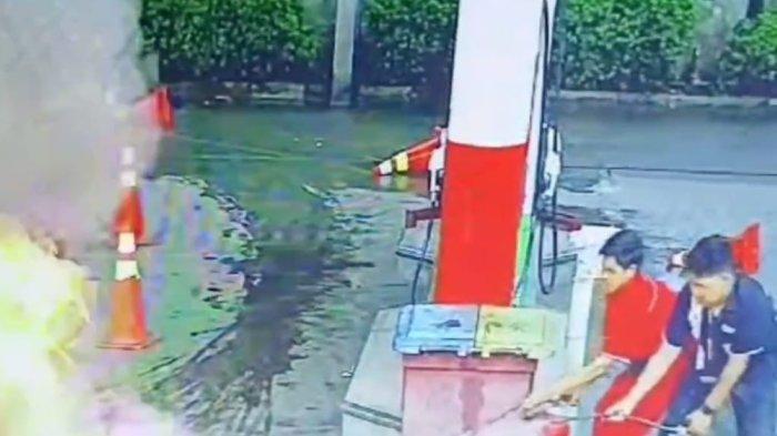 Petugas SPBU padamkan motor pengendara yang terbakar usai isi bensin.
