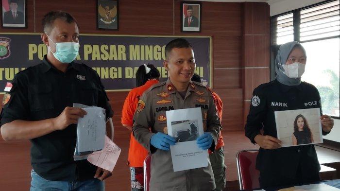 Polisi tunjukkan barang bukti pencurian kendaraan bermotor (curanmor) milik Artis Nova Eliza, di Mapolsek Pasar Minggu, Jumat (3/11/2023)