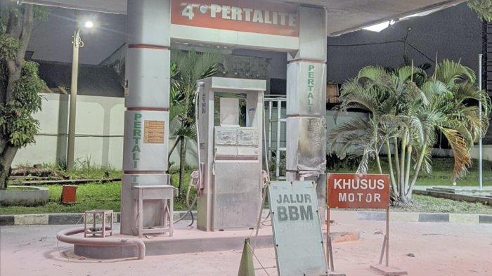MOTOR TERBAKAR DI SPBU DI DEPOK - Kondisi SPBU di Jalan Pitara, Kecamatan Pancoran Mas, Kota Depok usai sepeda motor terbakar saat hendak mengisi bensin, Rabu (2/4/2025) malam.