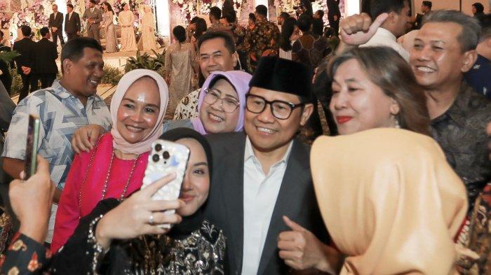 Muhaimin Iskandar menjadi sasaran swafoto saat menghadiri resepsi pernikahan Ali Reza Mahendra dan Elma Meniar di Gandaria City Hotel, Jakarta, Minggu (8/12/2024).
