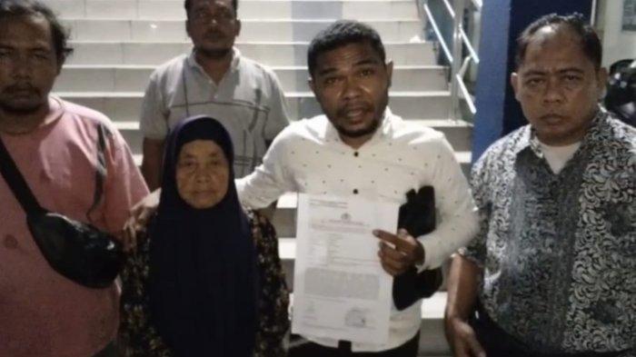 Didampingi team Advokat dari Kantor Hukum Associate and CO Konsultan Hukum and Paralegal, nenek Hj Neot Binti Jaih (84) mendatangi SPKT Polda Metro Jaya. ‎Bahkan, kehadiran nenek Hj Neot Binti Jaih ke kantor pimpinan Irjen Pol Karyoto tersebut, menjadi perhatian para awak media. 
