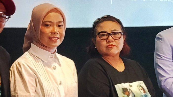 NORMA KORBAN SELINGKUH - Norma Risma (baju putih) berpose bersama Nunung, salah satu pemeran kisah perselingkuhan dimana Norma Risma jadi korban. Norma tetap menganggap Rihannah, ibunya sebagai orang tuanya meski sudah selingkuh dengan suaminya Rozy Hakiki dimana Rihannad dan Rozy masih dipenjara saat ini.