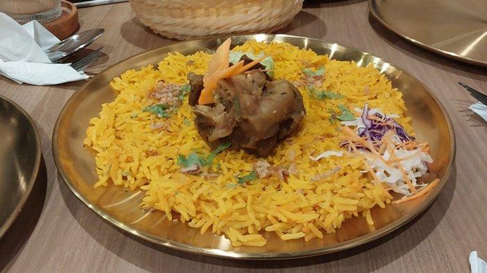 Nasi Kebuli Kambing unggulan Nour Restaurant & Shisa di Jalan Siaga Raya, Pejaten Barat, Pasar Minggu, Jakarta Selatan.