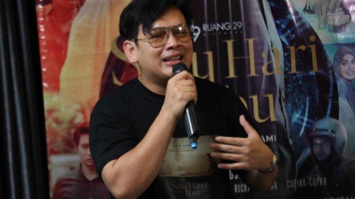 Natta Reza memberikan sambutan saat pada acara konferensi pers OST Film Satu Hari Dengan Ibu di Hotel Grand Kemang, Jakarta Selatan, Senin (4/9/2023). Penyanyi Natta Reza didapuk menjadi pengisi Original Sound Trak (OST) untuk Film Satu Hari Dengan Ibu, karya rumah produksi Ruang 29 Pictures.