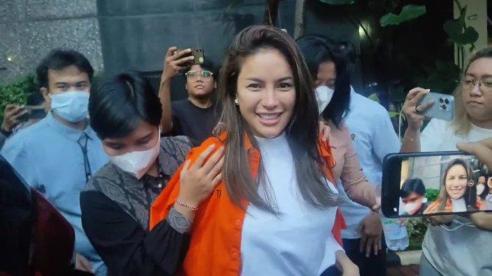 Ditahan Polisi, Nikita Mirzani Pakai Baju Tahanan Tanpa Diborgol hingga