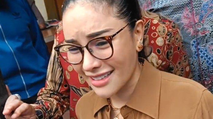 DILIMPAHKAN KE KEJAKSAAN - Artis Nikita Mirzani bersama asistennya, Mail Syahputra alias IM, resmi diserahkan ke Kejaksaan Negeri Jakarta Selatan oleh penyidik Polda Metro Jaya, Kamis (5/6/2025). (Ramadhan L Q)