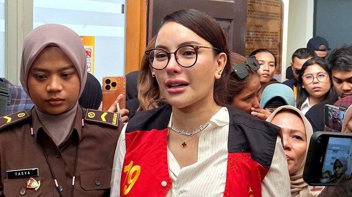 NIKITA MIRZANI MENANGIS - Aktris dan presenter Nikita Mirzani menangis di dalam ruang sidang saat membacakan nota eksepsi atau keberatannya di depan majelis hakim dalam sidang kasus dugaan pemerasan dan TPPU di Pengadilan Negeri Jakarta Selatan, Selasa (1/7/2025). 