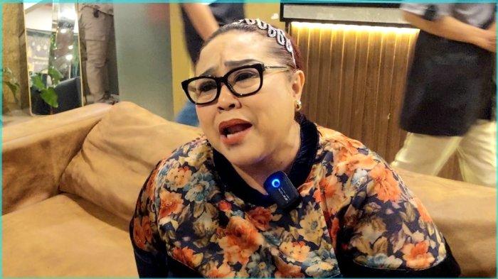 DISELINGKUHI SUAMI - Komedian Nunung ternyata pernah mengalami pengalaman pahit diselingkuhi oleh suaminya saat ini, Iyan Sambiran saat usia pernikahan masih lima tahun.