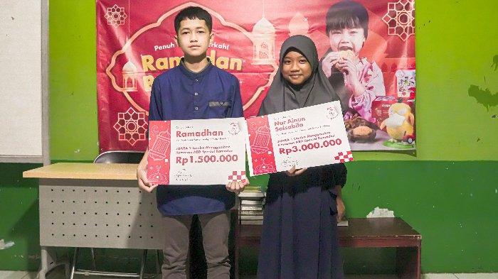 Nur Ainun Salsabila (kanan) peraih juara 1 lomba menggambar yang diadakan oleh Ayam Bang Dava bersama  anak-anak yatim di Panti Yatim Indonesia Pesantren Cimahi. Hasil karya gambar Nur Ainun Salsabila dipakai sebagai desain kemasan produk Ayam Bang Dava.