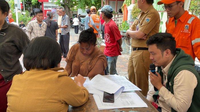 Nur Komariah (33), warga kampung kolong Angke saat mengurus administrasi relokasi di Kantor Kelurahan Jelambar Baru, Grogol Petamburan, Jakarta Barat pada Senin (25/11/2024).