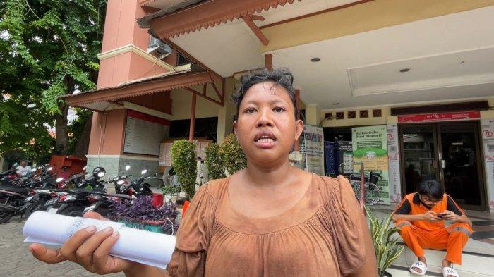 Nur Komariah (33), warga kampung kolong Angke saat mengurus administrasi relokasi di Kantor Kelurahan Jelambar Baru, Grogol Petamburan, Jakarta Barat, pada Senin (25/11/2024).