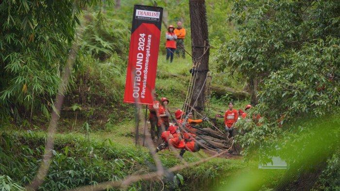 Para pebulu tangkis PB Djarum mengikuti gim pada outbond di Zone 235 Cikole, Lembang, Kabupaten Bandung Barat, Jawa Barat, Kamis (11/1/2024).