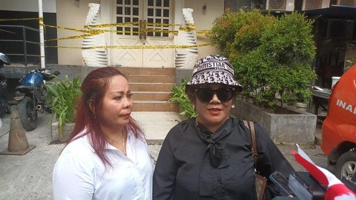 Owner Hotel F2, Ester Winda (kiri) akui dirinya tengah bernasib naas, usai bisnis hotel yang baru berjalan empat bulan itu, terbakar api, hingga tewaskan tiga orang tamu, Jumat (18/8/2023).