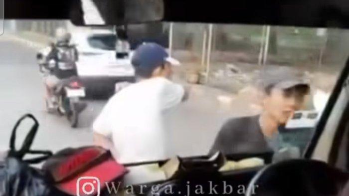 DIPALAK RP 500 RIBU - Sekelompok pemuda melakukan pemalakan terhadap sopir travel di Jalan Outer Ring Road Kapuk Kayu Besar, Cengkareng, Jakarta Barat, Sabtu (15/2/2025) sore. Korban dipalak Rp 500 ribu oleh pelaku.