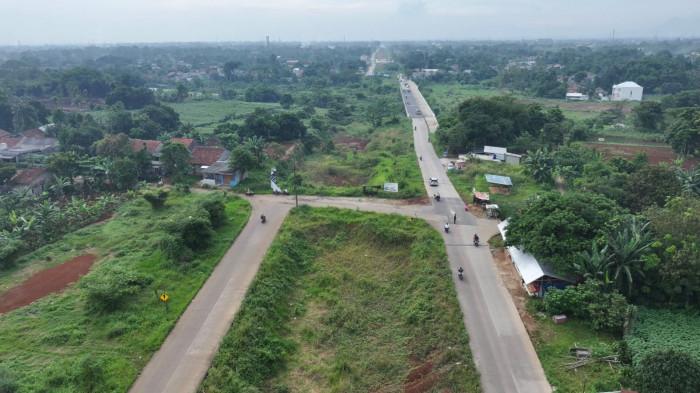 PEMBANGUNAN JALAN - Kondisi Jalan Bojonggede–Kemang (Bomang) pada Kamis (17/7/2025). Dinas Pekerjaan Umum dan Penataan Ruang (PUPR) Kabupaten Bogor menargetkan pembangunan Jalan Bojonggede–Kemang (Bomang) selesai pada 2025 ini.