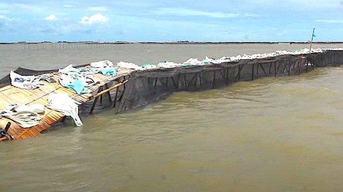 Pagar laut misterius yang terbuat dari bambu terpasang di pesisir Kabupaten Tangerang, Banten sepanjang 30,16 km. 