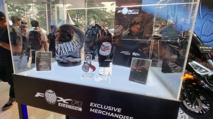 Setiap pembelian Fox-R Limited Edition X Darbotz akan dilengkapi dengan paket Monster Exclusive Merchandise, termasuk Hand Glove, Keychain, Balaclava, dan Pouch yang dirancang dan didesain khusus oleh Darbotz untuk melengkapi gaya hidup dinamis para pengendara muda.