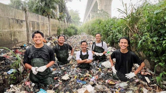 Pandawara Group saat lakukan aksi bersih-bersih sampah