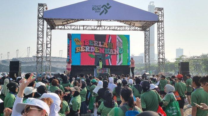 Panggung musik menghibur para peserta Herbalife Run 2024 di ICE BSD City, Tangerang, Minggu (15/9/2024).
