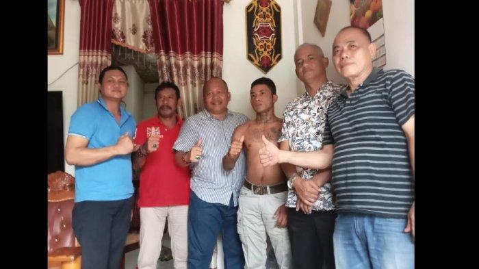 Panglima Suku Dayak, Panglima Pajaji menginformasikan sudah berada di Batam sesuai janjinya untuk hadir membela rakyat Pulau Rempang yang diusir paksa dan diintimidasi untuk proyek Eco City.