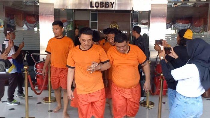 Para pelaku pemesaran terhadap tamu hotel digiring di Mapolres Kota Tangerang, Rabu (9/8/2023)