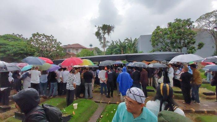 Para pelayat dari keluarga, sanak saudara, hingga kerabat, iringi pemakaman Eks Menko Kemaritiman Rizal Ramli, di Taman Pemakaman Umum (TPU) Jeruk Purut, Cilandak, Jakarta Selatan, Kamis (4/1/2024).
