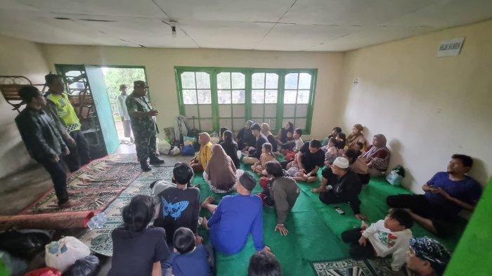 Para penumpang Bus Pariwisata yang terguling di Jalan Alternatif Taman Safari, Kampung Panjang, Desa Citeko, Kecamatan Cisarua, Kabupaten Bogor, Jawa Barat pada Sabtu (3/8/2024) pukul 05.00 WIB.