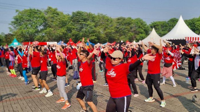 Para peserta Alfamidi Family Day Fun Walk 2024 mengikuti zumba. Sebanyak 3.000 peserta ramaikan kegiatan Alfamidi Family Day Fun Walk 2024 di ICE BSD City, Tangerang, Minggu (25/8/2024).