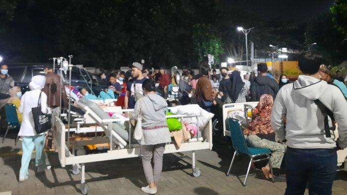 Pasien RS Hermina Depok dievakuasi menuju titik aman di lapangan parkir saat terjadi kebakaran pada Sabtu (22/7/2023).