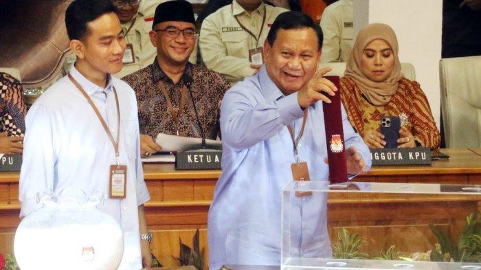 Calon presiden dan calon wakil presiden dari Koalisi Indonesia Maju Prabowo Subianto (kanan) dan Gibran Rakabuming Raka (kiri) mengambil undian nomor urut pada Rapat Pleno Terbuka Pengundian dan Penetapan Nomor Urut Pasangan Capres dan Cawapres Pemilu Tahun 2024 di Gedung KPU, Menteng, Jakarta Pusat, Selasa (14/11/2023)