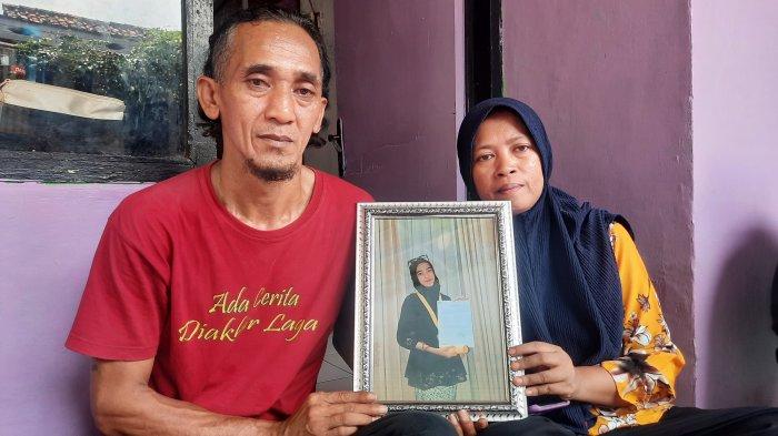 Pasutri Sahrudin dan Siti Masitoh menunjukkan foto wisuda Intan Rahmawati yang menjadi korban kecelakaan maut Subang saat ditemui di Parungbingung, Depok, Selasa (14/5/2024).