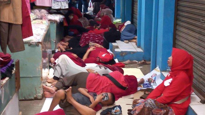 Puluhan pedagang Kutabumi yang mayoritas merupakan ibu-ibu, memilih menginap dan tidur di dalam pasar lantaran khawatir terjadi pembongkaran rirevitalisasi oleh Perumda Niaga Kerta Raharja.