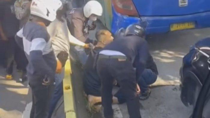Pedangdut Saipul Jamil diamankan polisi dari halte Jelambar, Jakarta Barat, diduga karena narkoba, Jumat (5/1/2023). Penangkapan Saipul Jamil jadi tontonan warga karena ia menolak dan berontak saat akan dibawa polisi