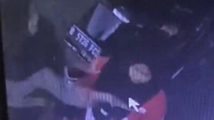 IBU-IBU TAMPAR - Rekaman layar kamera CCTV terkait seorang petugas SPBU bernama Rizka Alpiah yang bertugas di Jalan Karangsatria, Kecamatan Tambun Utara, Kabupaten Bekasi ditampar konsumennya ketika bekerja pada Selasa (18/3/2025). Rizka mengatakan, tindakan kekerasan bermula dari konsumen ibu-ibu meminta tetap dilayani isi bensin meskipun petugas tengah istirahat.