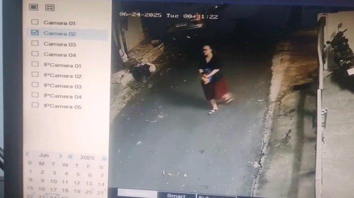PEMBUANGAN BAYI - seorang wanita berinisial DAD (29) terekam CCTV tengah membuang bayi berjenis kelamin perempuan, ke semak-semak di Jalan Anggrek Cendrawasih, Palmerah, Jakarta Barat, Selasa (24/6/2025) sekira pukul 06.30 WIB.